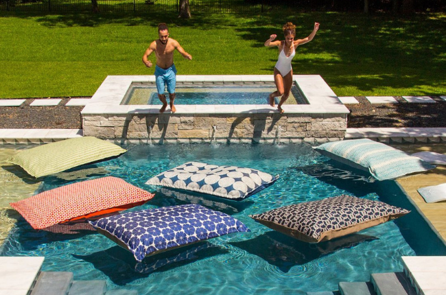 Floating pool bed