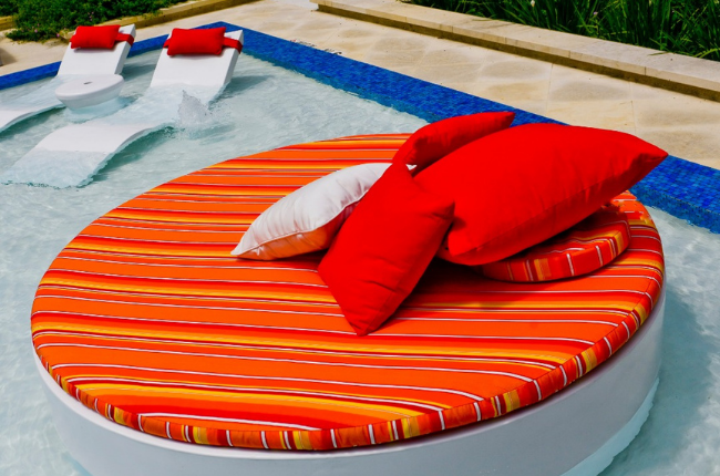 Rounded pool sunbed