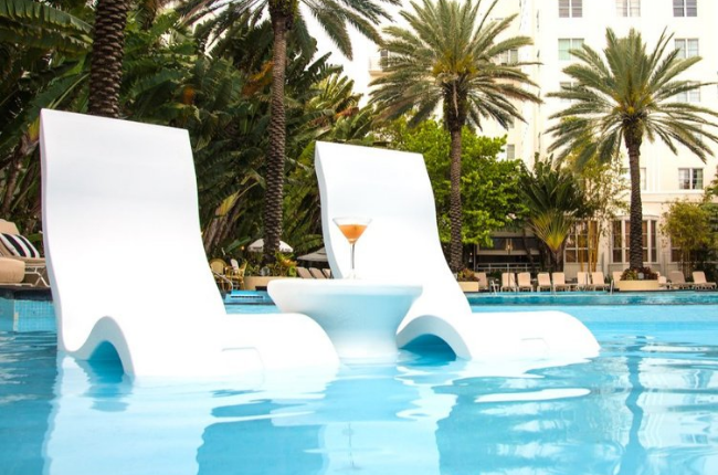Highback pool chair