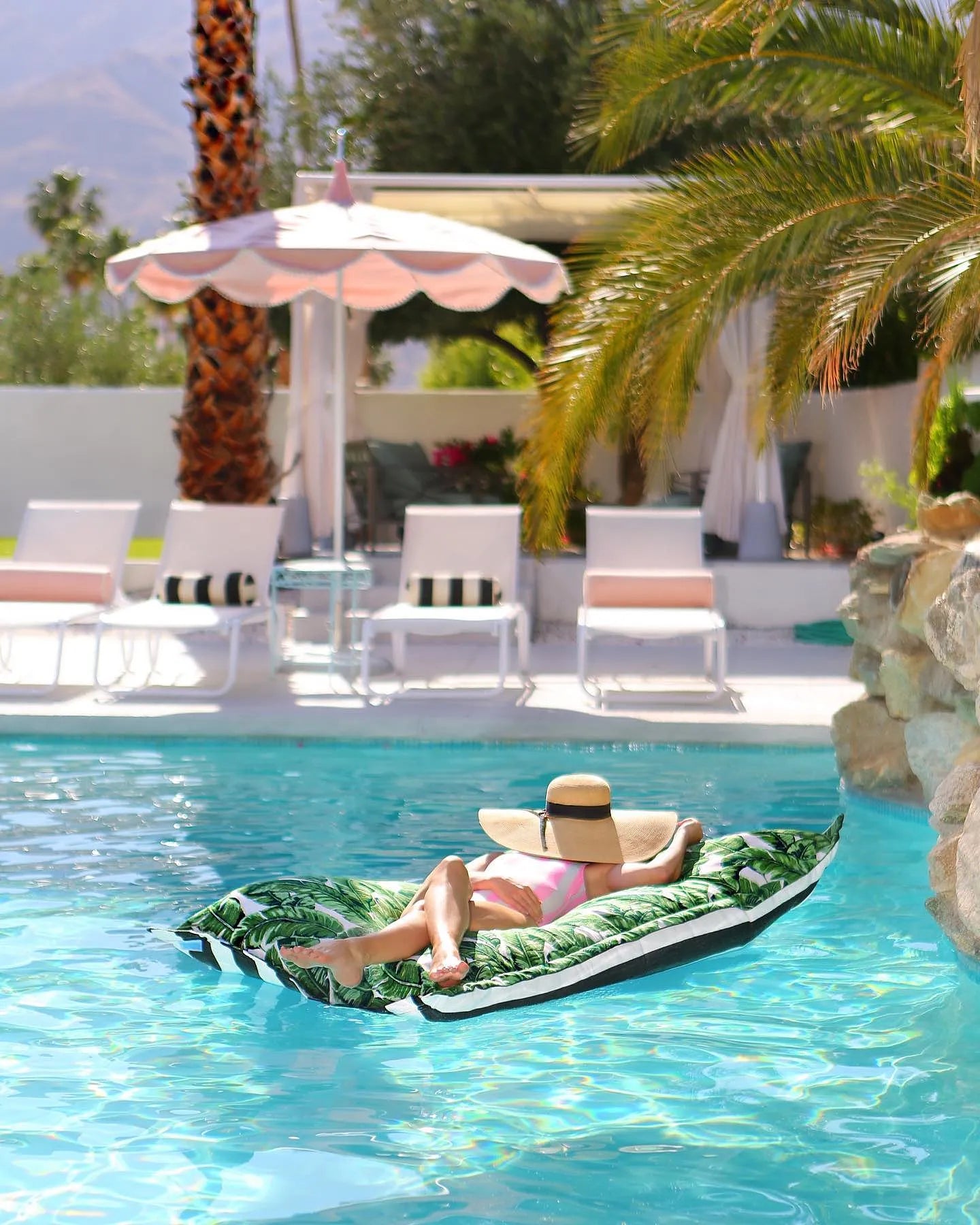 Floating pool bed