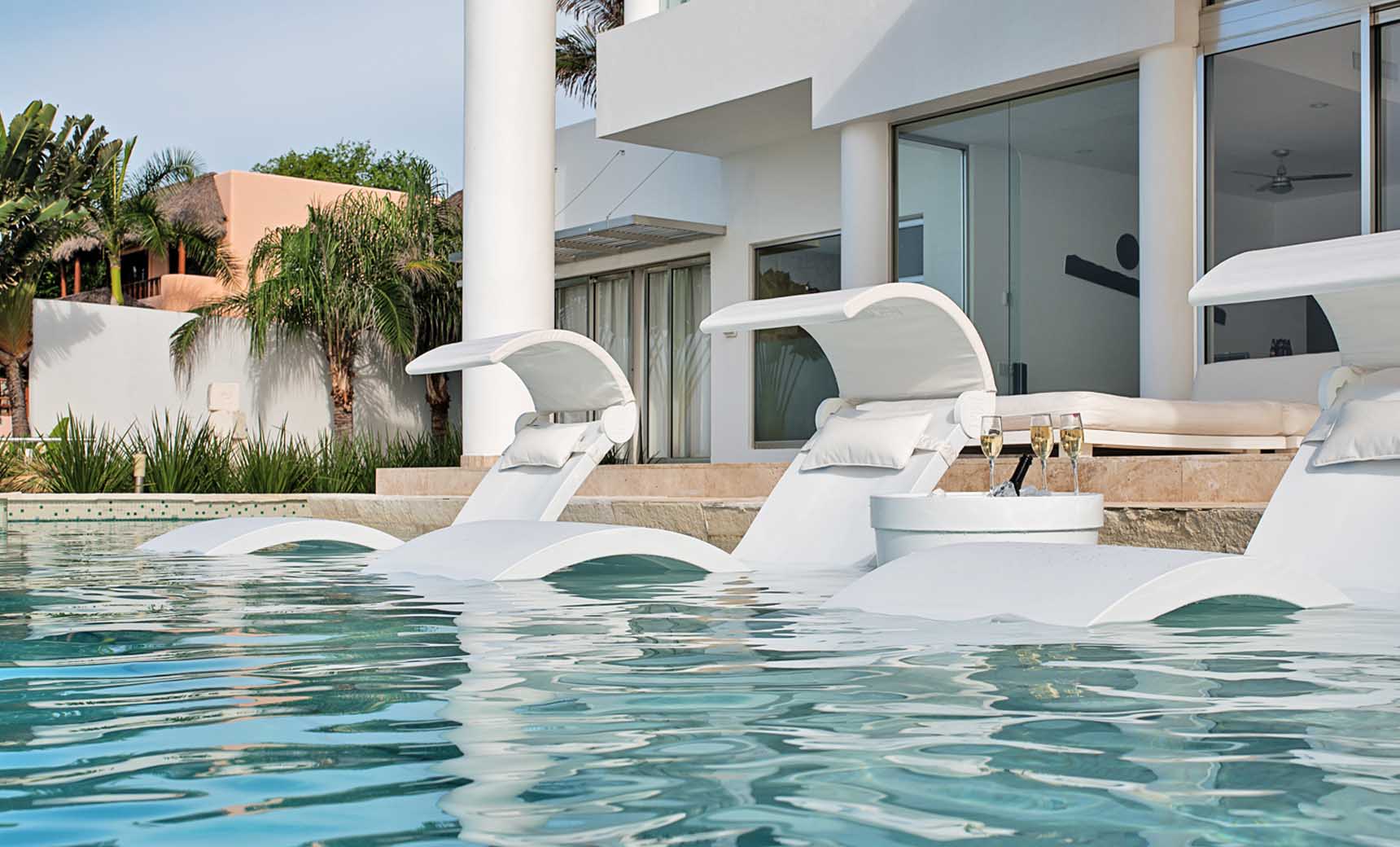 Pool lounger shade
