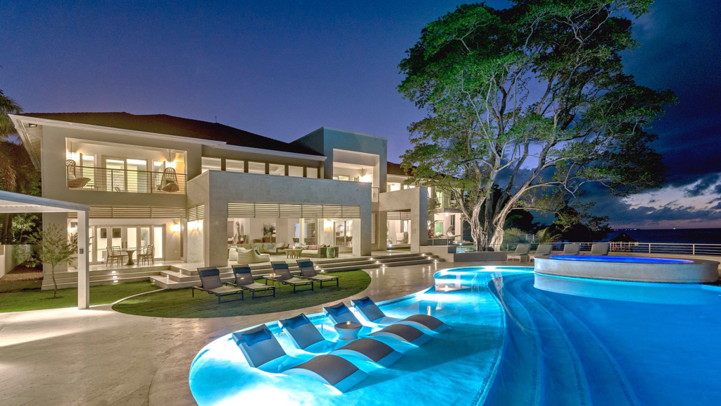 Piscina con mesas y tumbonas dentro del agua de Lux Loungers