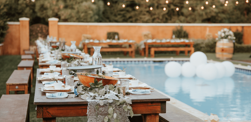 Piscina con estilo bohemio e iluminación suave