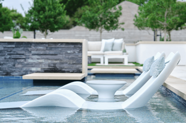 Mesa Lowbin y Tumbona de Lux Loungers