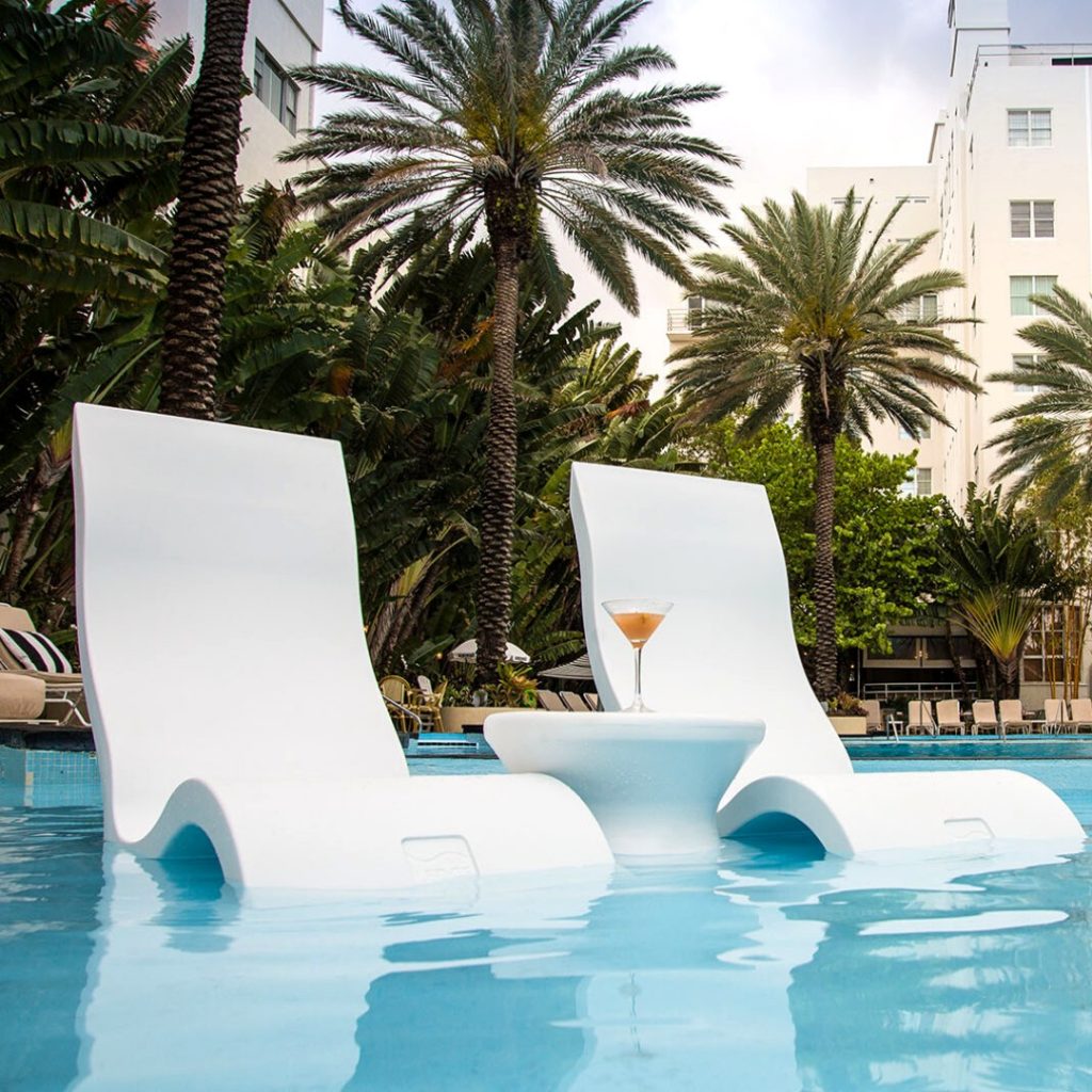 Piscinas pequeñas con encanto y mobiliario Lux Loungers