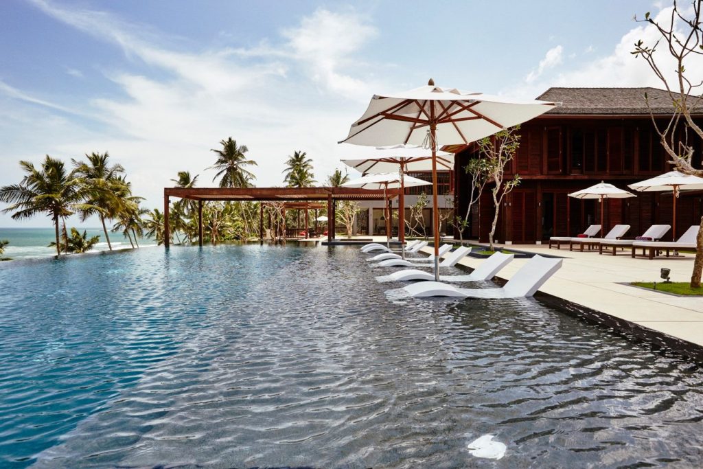 Decoración de la piscina de un hotel en Sri Lanka