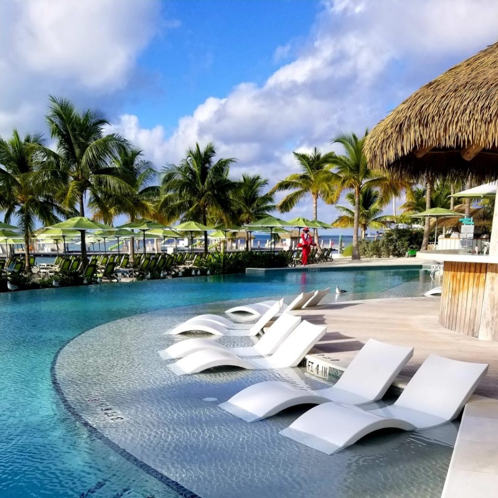 Decoracion de piscina exterior en un hotel