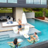 Piscina pequeña con encanto y el mobiliario Lux loungers