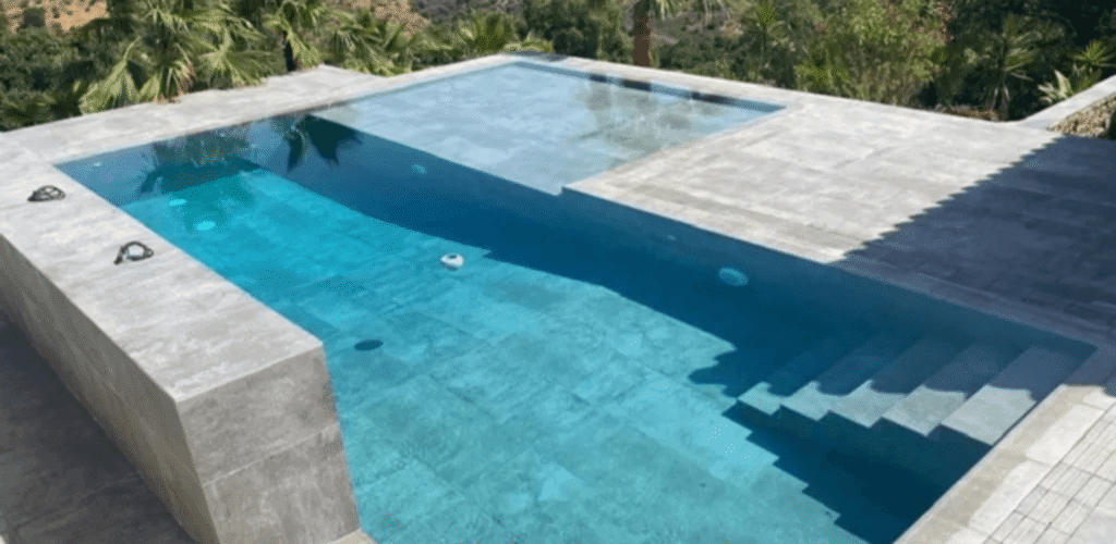 Piscina pequeña con encanto en forma de L